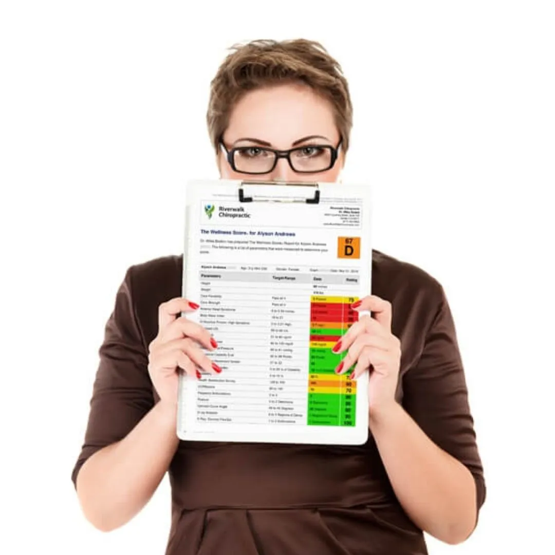 Cliënt toont haar persoonlijke Complete Wellness Score bij Atlas Chiropractie