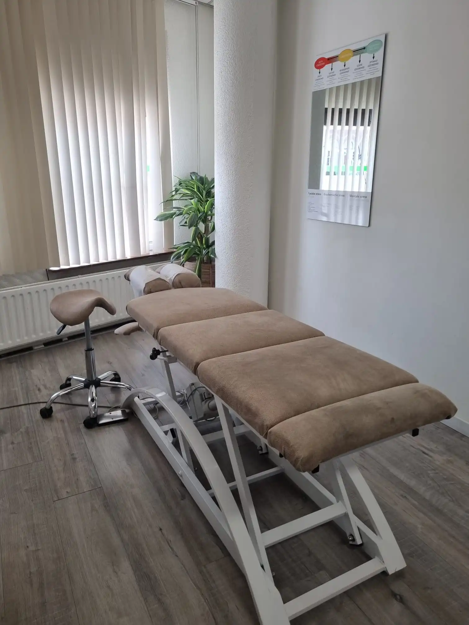 Chiropractische behandeltafel bij Atlas Chiropractie Dordrecht