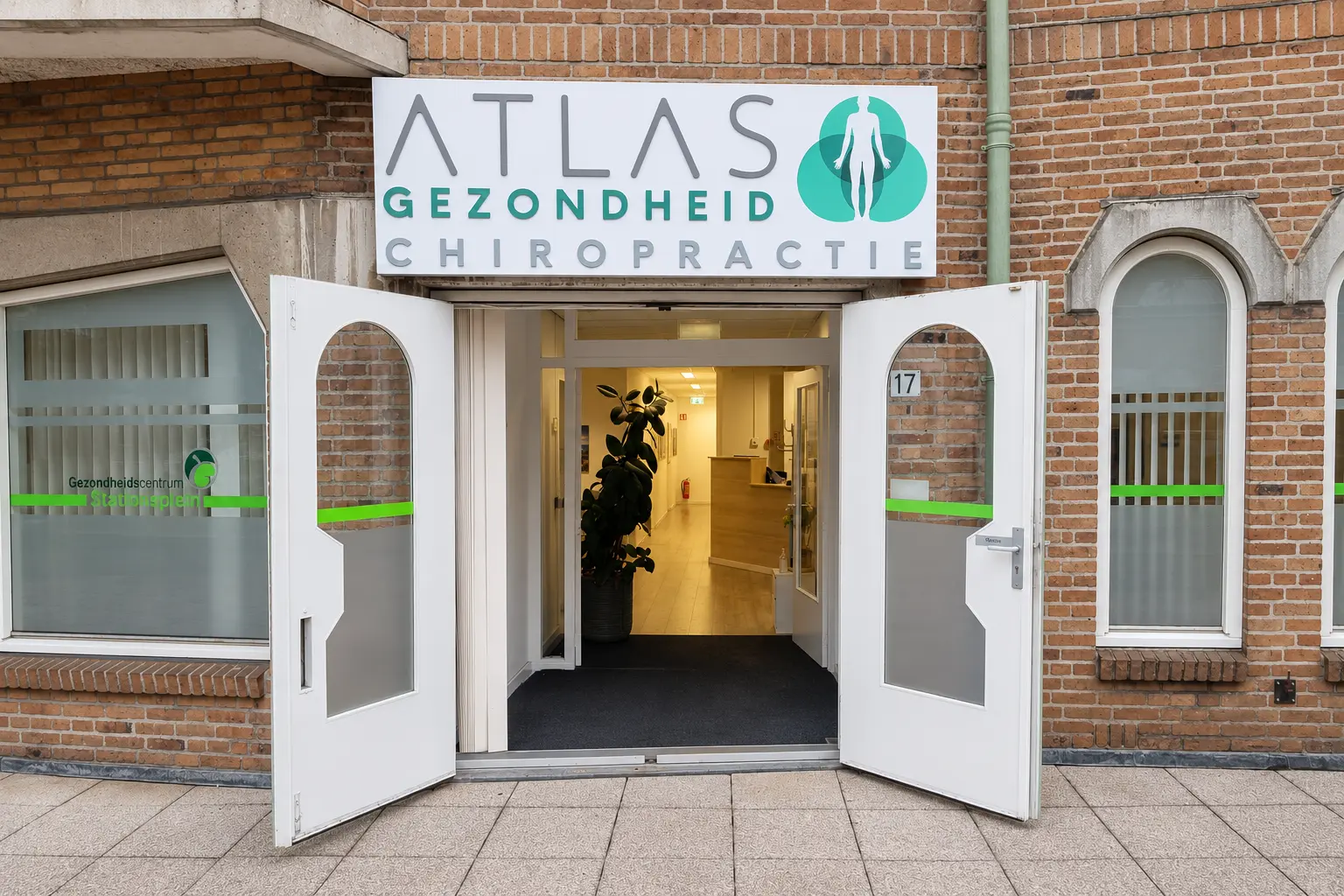Ingang van Atlas Gezondheid Chiropractie Dordrecht aan Stationsplein 17